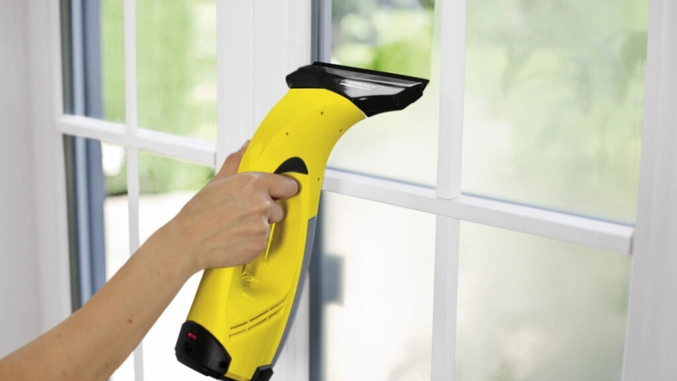 Nettoyage minutieux des micro-éclats de verre à l'aspirateur après un accident domestique, pour sécuriser le sol avant l'arrivée du vitrier.
